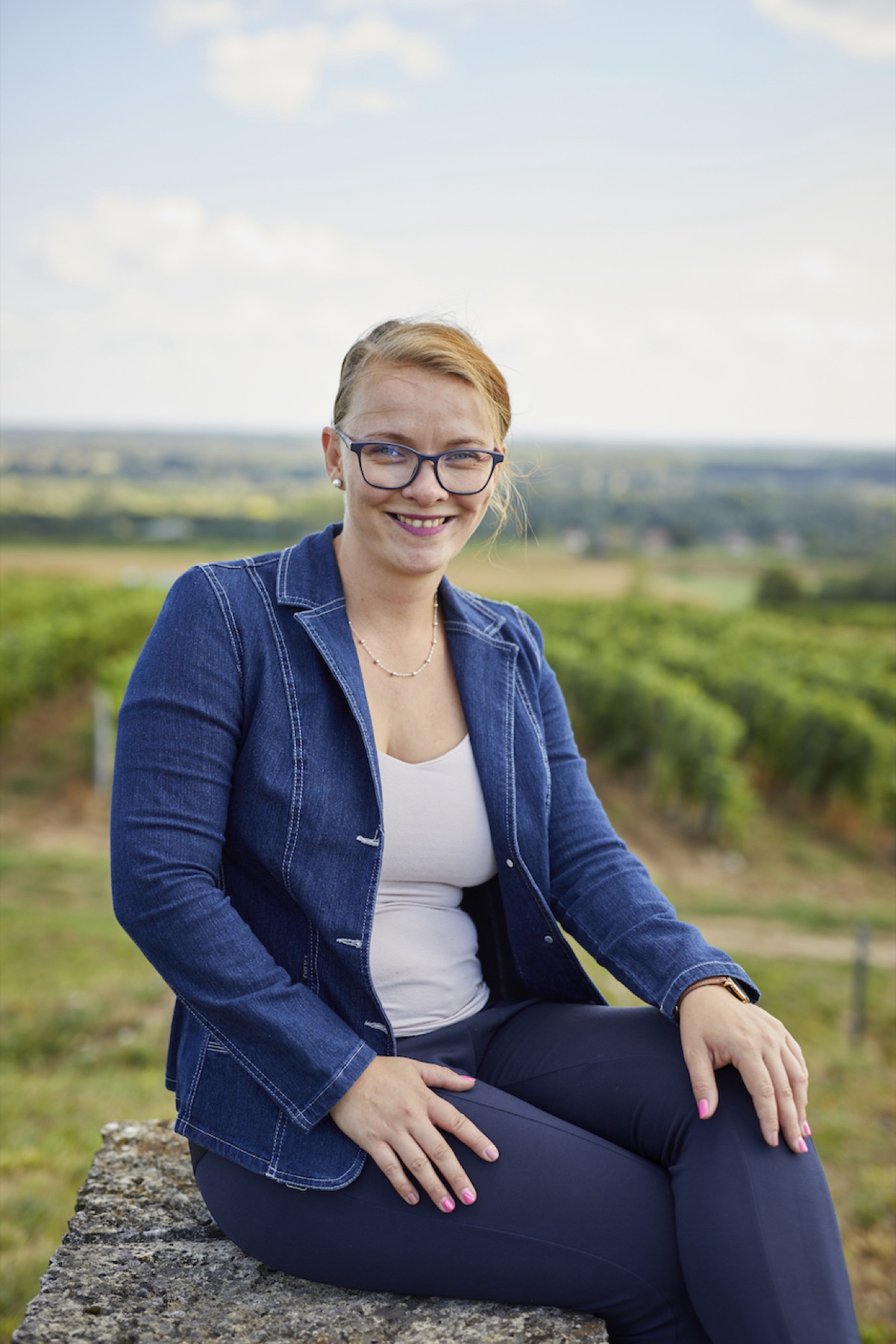 Hausel Dóra a szőlőben